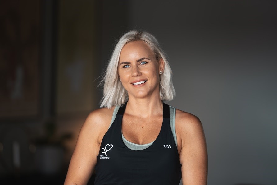 Portr�tt p� Susanna Jungblom med m�rk bakgrund.